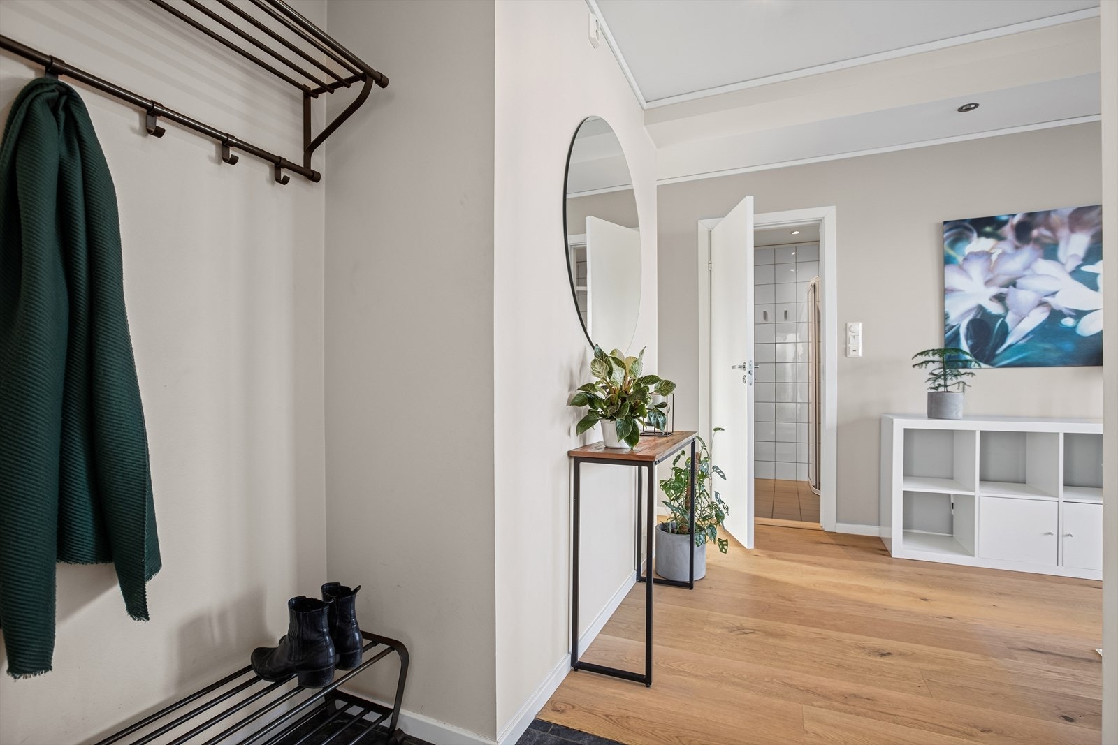 Velkommen inn! Vel inne møtes du av en hyggelig entré med gulvvarme. Entreen er innredet med hattehylle med knaggrekke og tilrettelagt plass for sko. Galleribilde