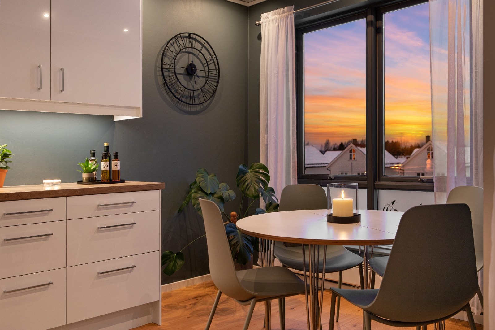 DNB Eiendom v/ Johanna Wenngren har den store gleden av å presentere Stallkroken 12 G. En flott 3-roms selveier i 3.etasje (toppetasje!) med parkeringsplass i felles garasjeanlegg. Galleribilde