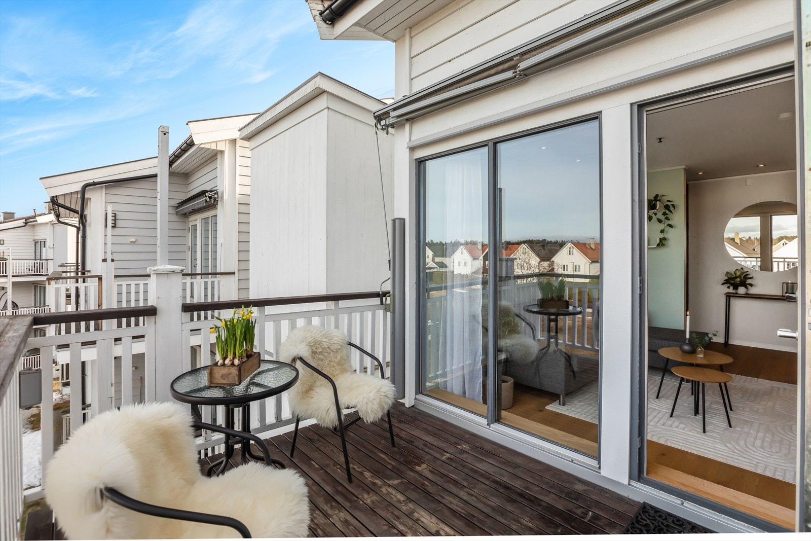 Det er både markise og skillevegg montert. Med tanke på at det er toppetasje så er det også begrenset innsyn til leiligheten. Galleribilde