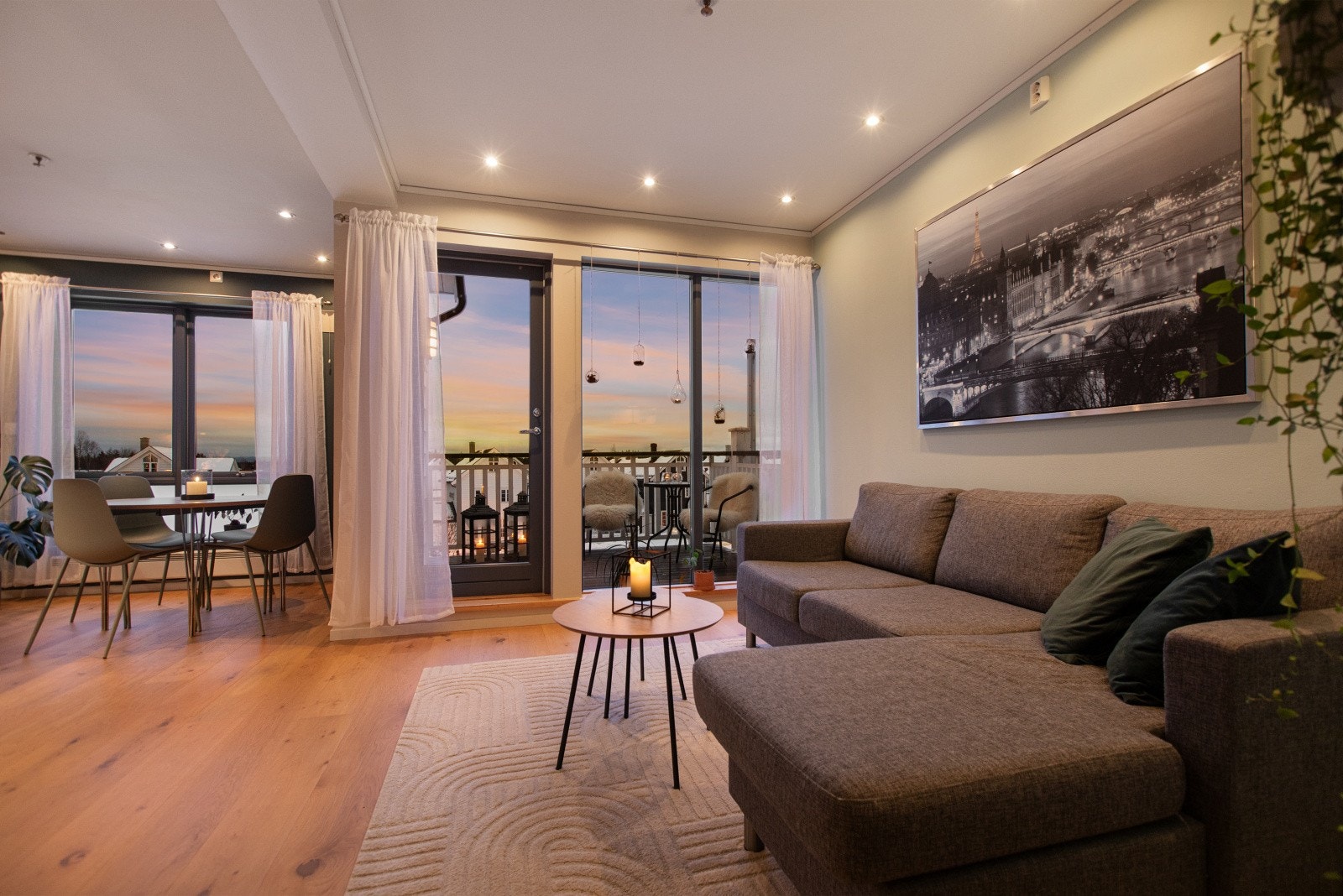 Den gode planløsningen gir god plass til både spisebord og sofamøblement. Her kan du sitte i rolige omgivelser uten spesiell innsyn. Galleribilde