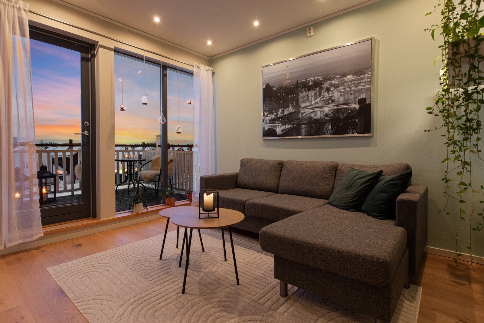 I stuen/kjøkkenet er det lagt nyere laminatgulv. Galleribilde