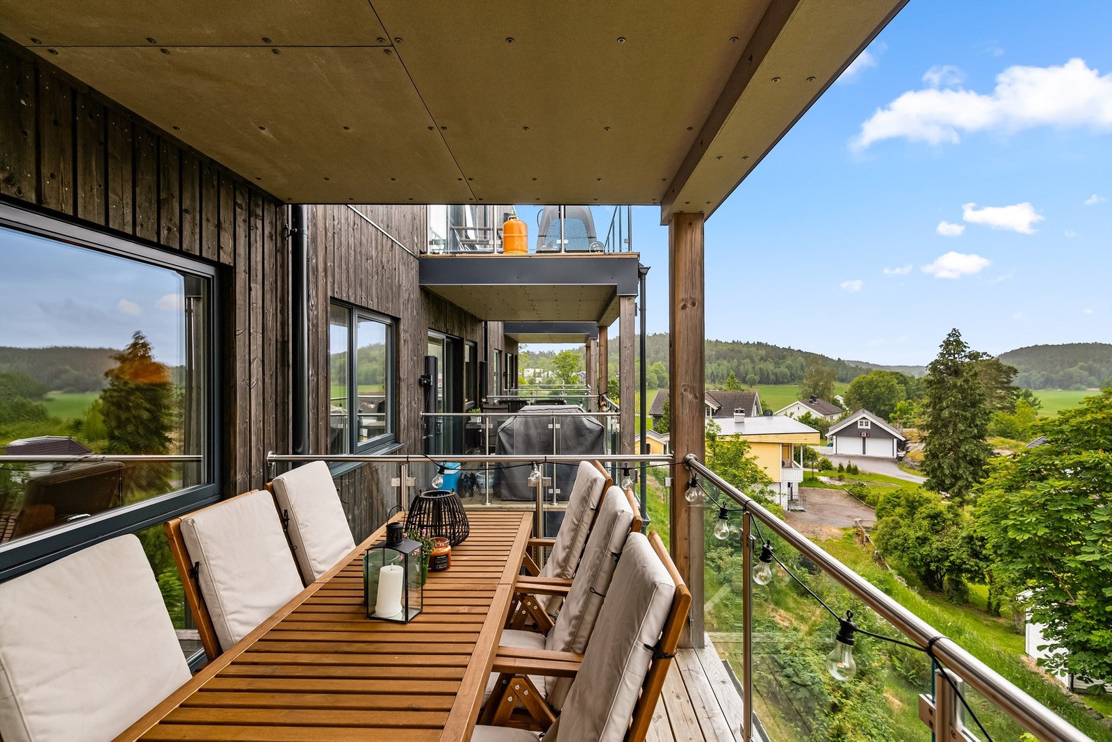 Flott balkong med landlig utsyn Galleribilde