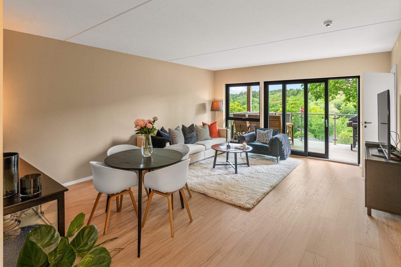 Stue med spiseplass og adkomst til balkong. Galleribilde