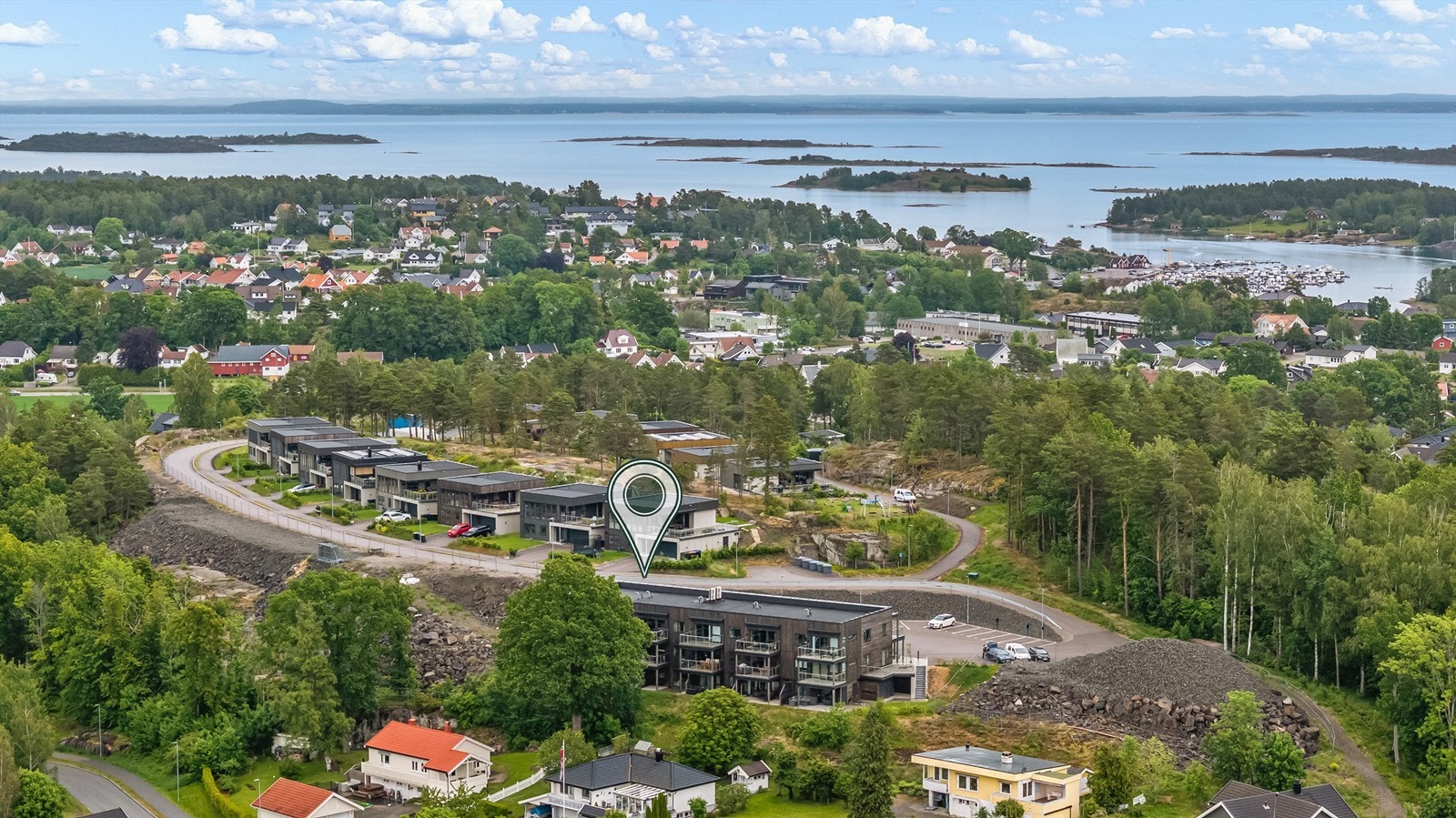 Beliggende i rolige omgivelser på Roppestadkollen med kort vei til sjø, matbutikk, barnehager, skole, bussholdeplass, m.m Galleribilde