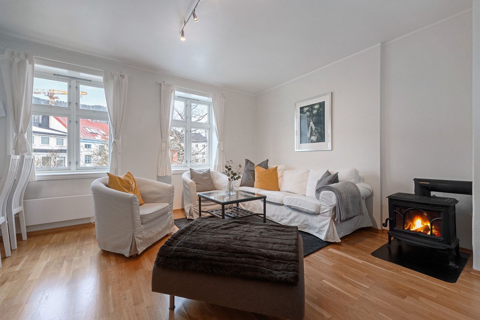 Romslig stue med gode lysforhold Galleribilde