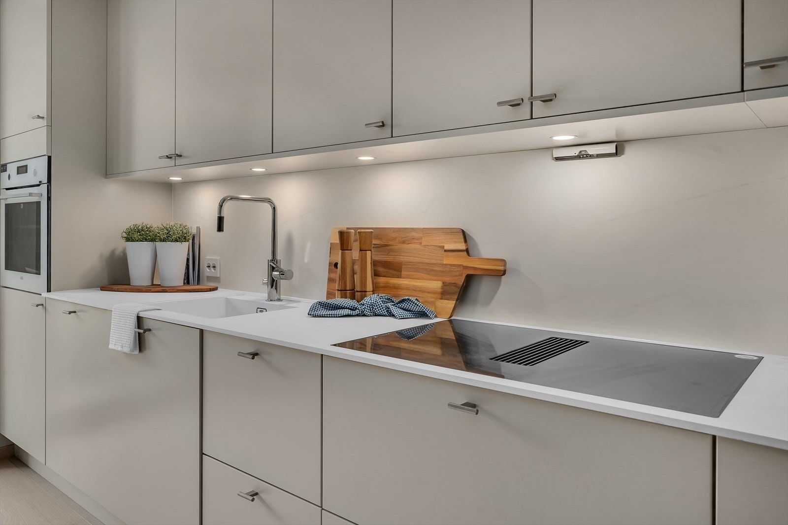 Pene detaljer og godt belyst arbeidsplass Galleribilde