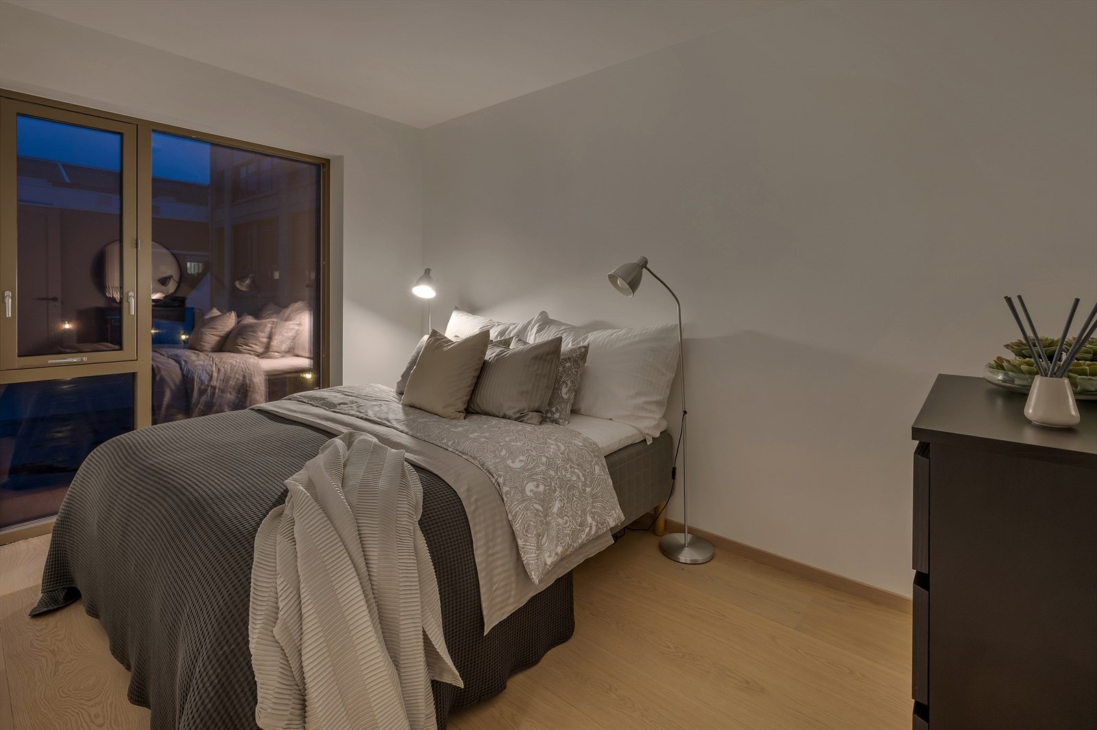 Hovedsoverommet er av god størrelse med god plass til dobbeltseng og tilhørende møblement Galleribilde