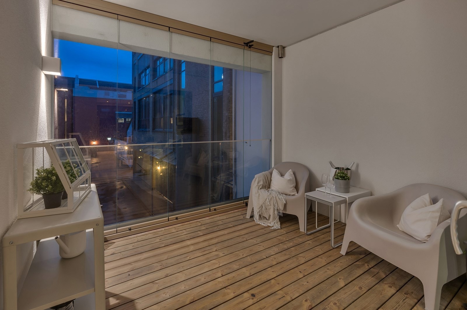 Balkongen er svært hyggelig og har plass til utemøbler og beplantning Galleribilde