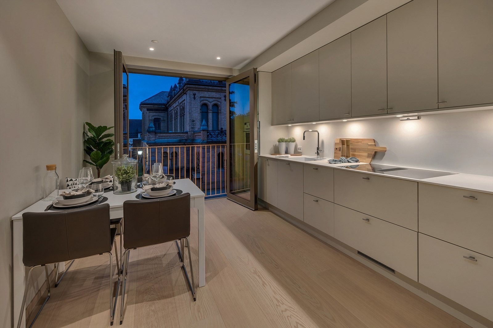 Leiligheten har en fin planløsning i 2.etasje fordelt på 56kvm - Fransk balkong med morgensol rett inn på kjøkkenet! Galleribilde