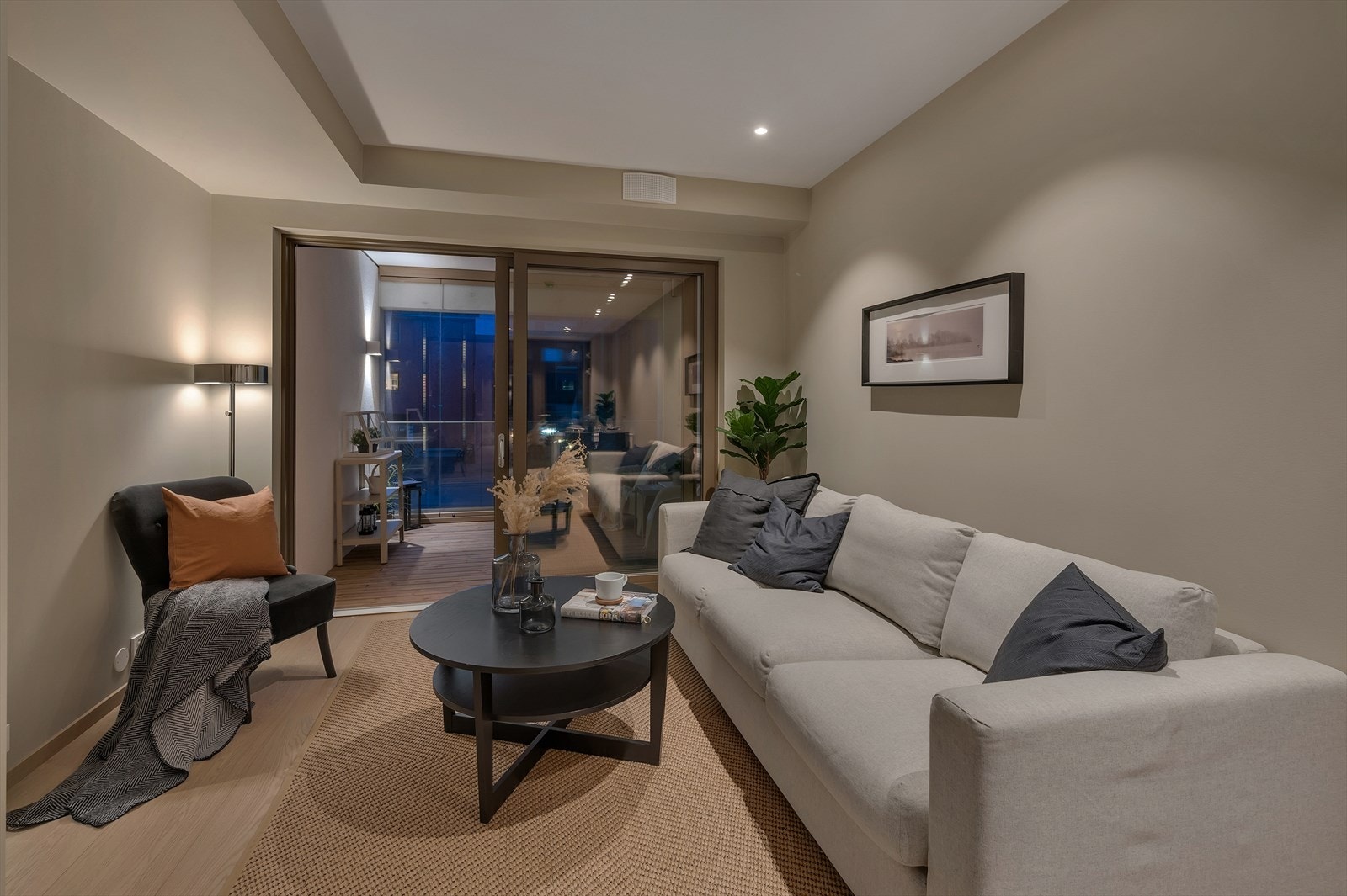 Stuedelen er hyggelig med utgang til innglasset balkong som forlenger stuen Galleribilde