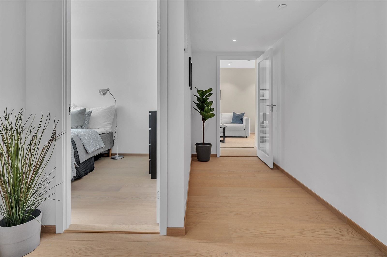 Fin entre med plass til ulike løsninger for garderobemøblement og knagger/skohyller Galleribilde