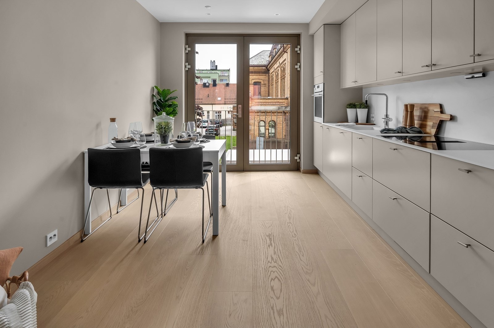 Strøkent Strai-kjøkken med integrerte hvitevarer Galleribilde