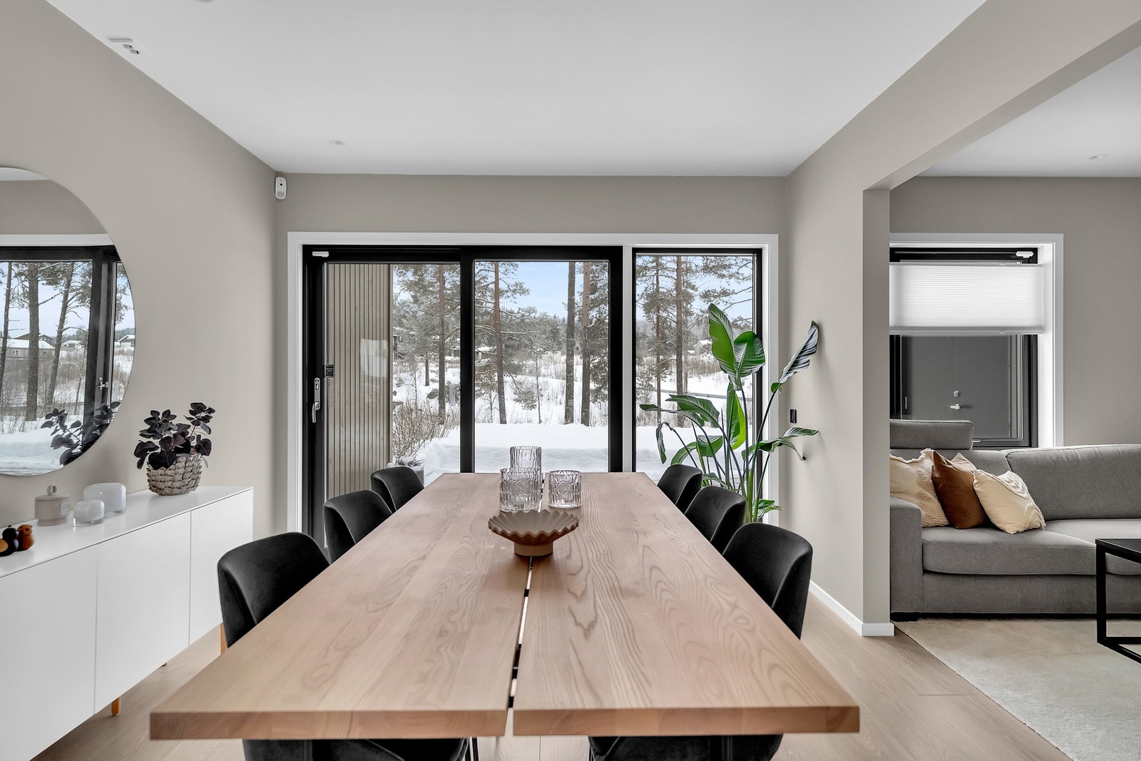 Boligen har gjennomgående store vindusflater, her fra stuen med utgang til markterrassen på baksiden av huset. Galleribilde