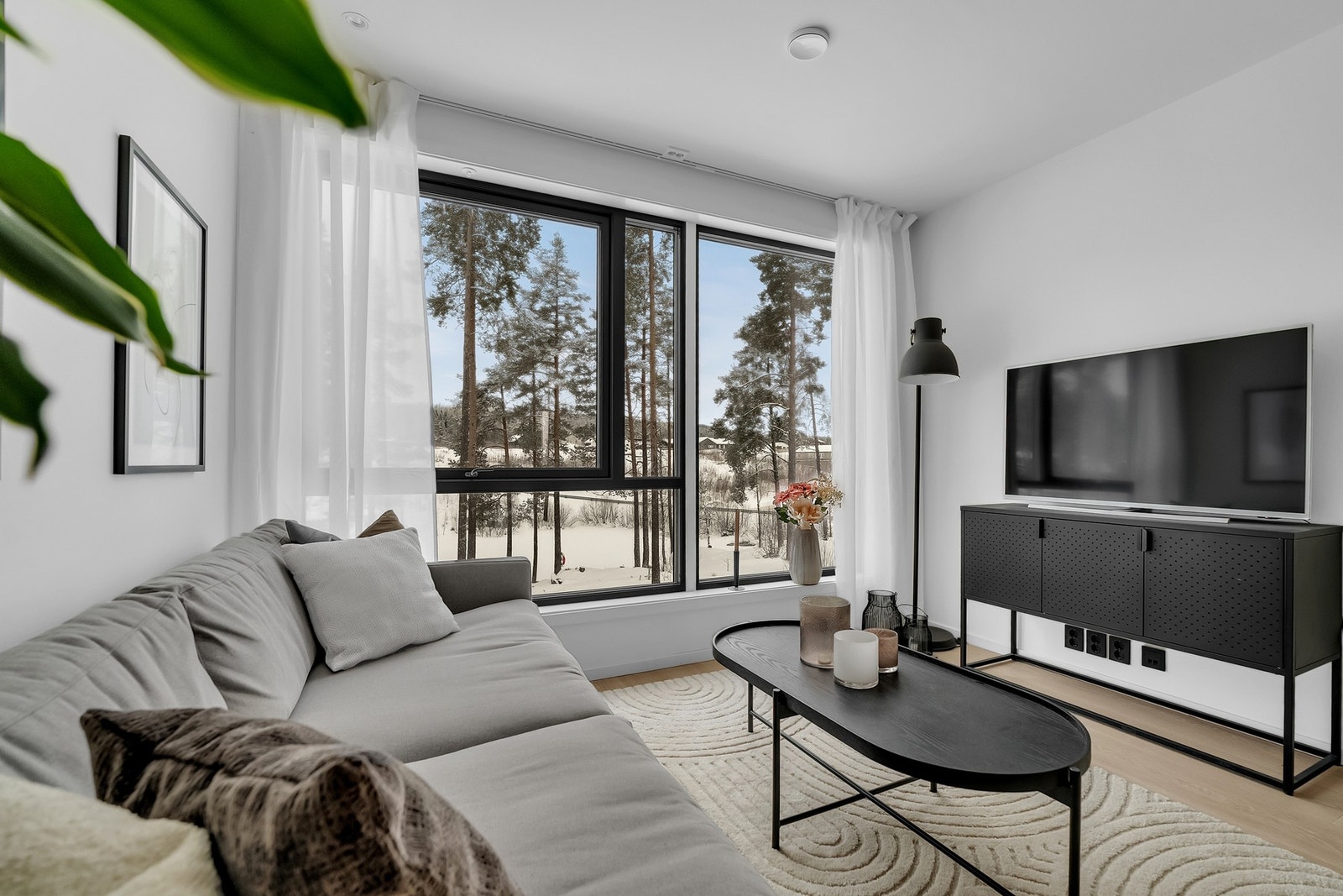 Stuen gir barnefamilien ekstra spillerom på plassen og rommet blir perfekt for tenåringen. Galleribilde