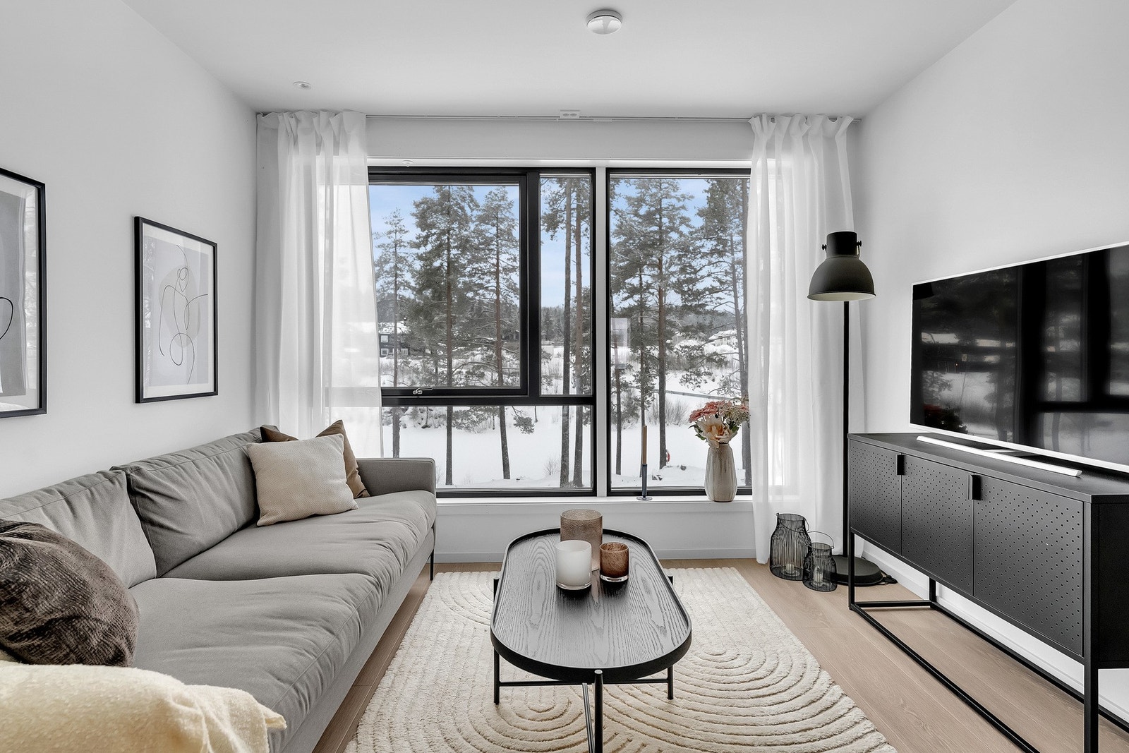 Gardermoen ligger kun 14 minutters kjøretur unna, noe som gjør området praktisk for pendlere og reisende. Galleribilde