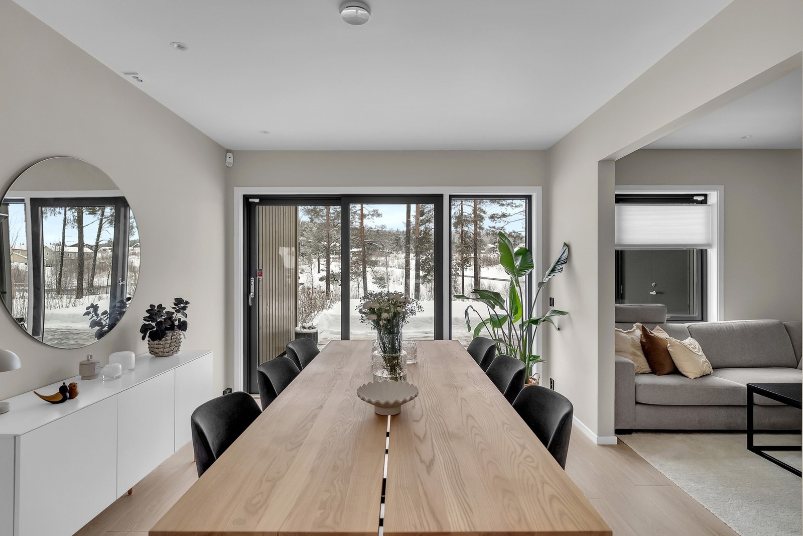 Jessheim Storsenter, kun 18 minutters kjøring fra eiendommen, tilbyr hele 145 butikker og serveringssteder, og er regionens største motehus med både kjedebutikker og spennende nisjebutikker. Galleribilde