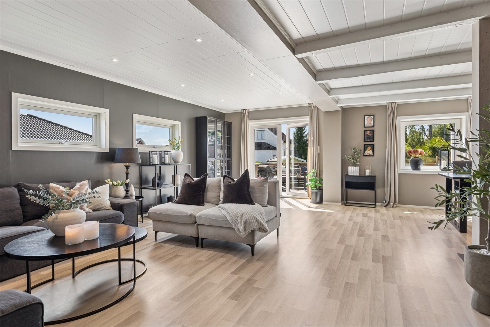 Stuen er utvidet i 2019, og har en svært god romfølelse. Galleribilde