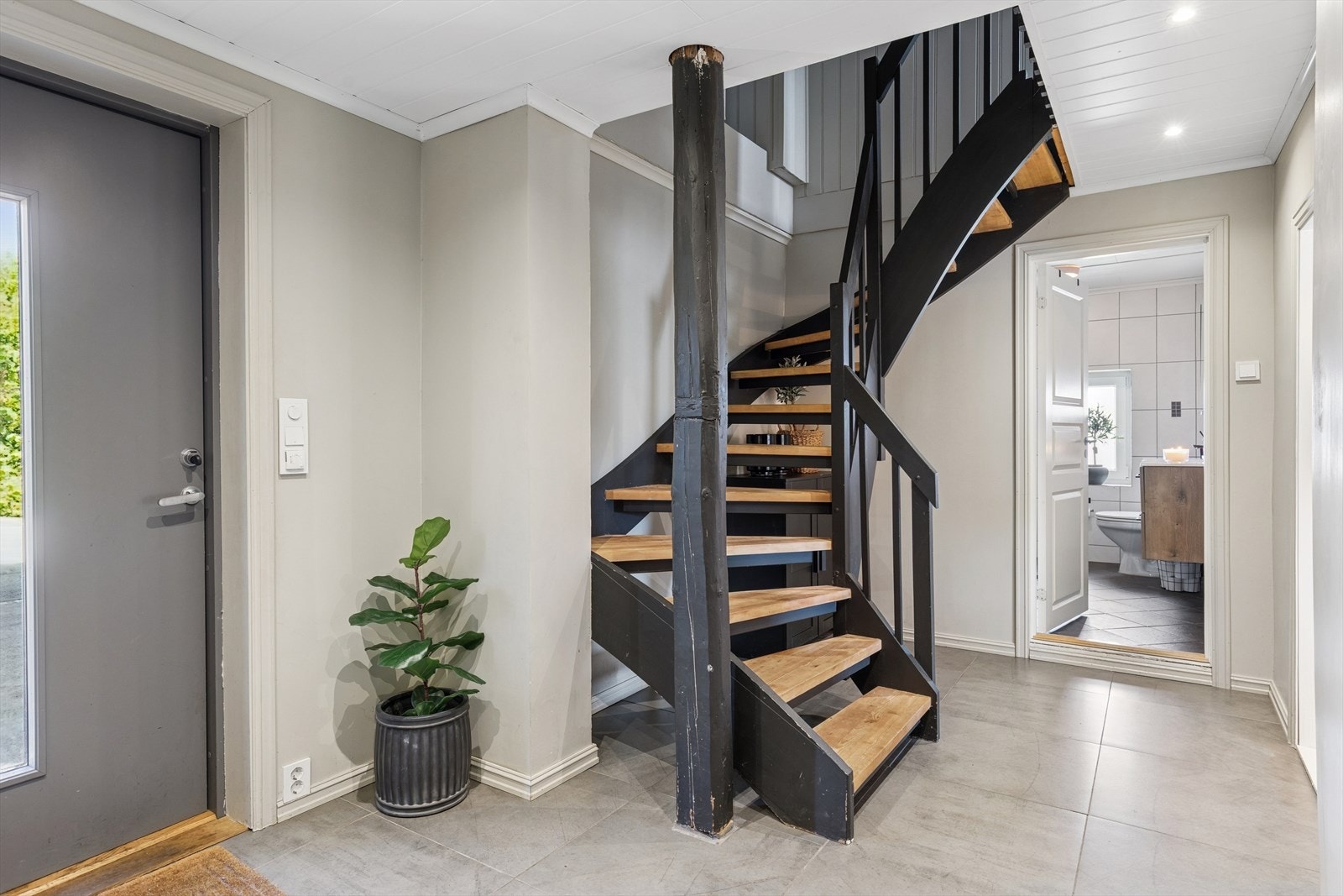 Innbydende og hyggelig! Trappen har også montert rekkverk etter bildet ble tatt. Galleribilde