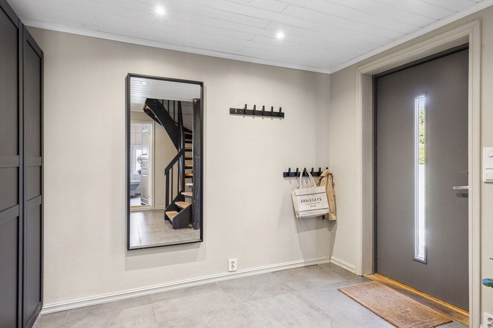 Stor og romslig entre, bygget i 2021. Galleribilde