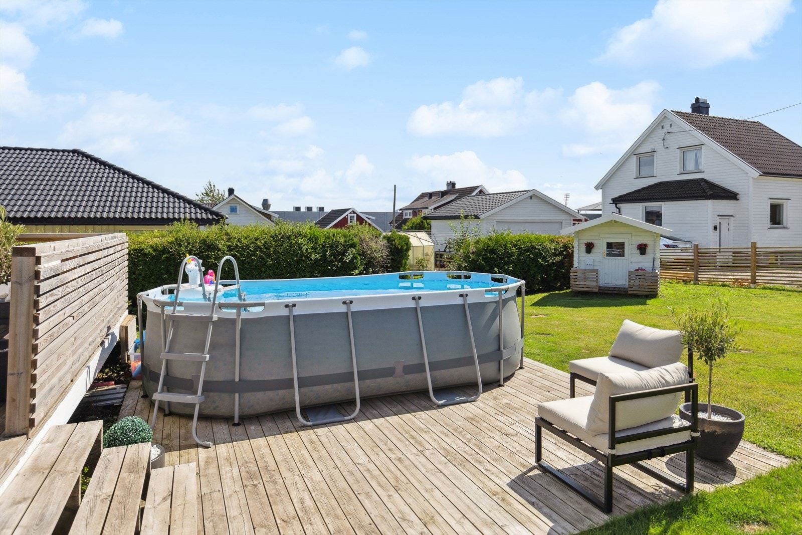 Markterrasse tilknyttet større terrasse. (Her er det montert rekkverk i trapp etter bildet ble tatt). Galleribilde