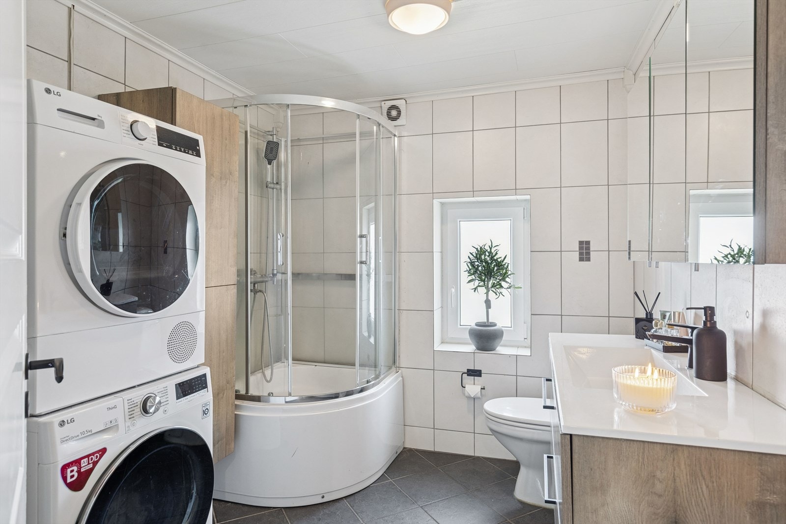 Kombinert bad/vaskerom 1. etasje. Galleribilde