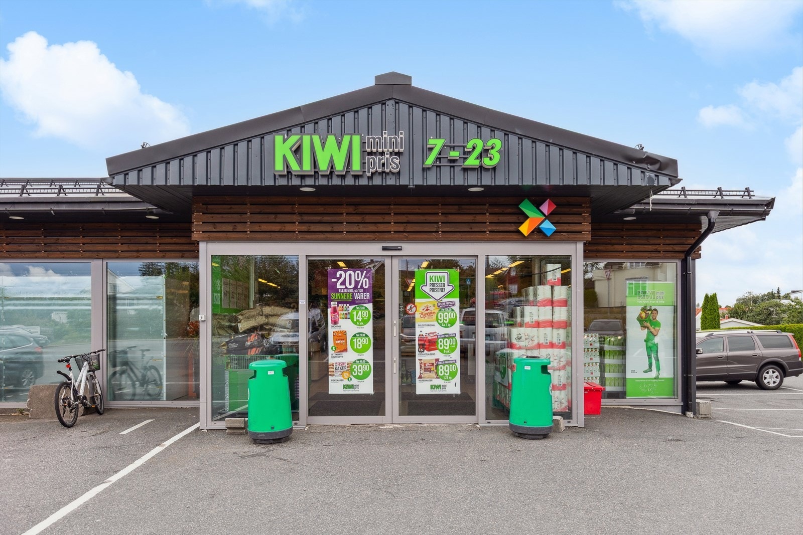 Rett ved flere dagligvare butikker. Galleribilde