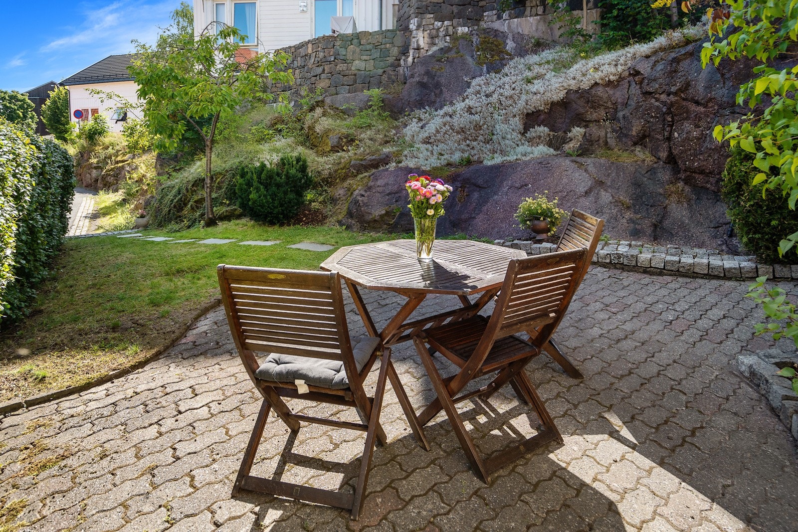 I hagen er det en fin sitteplass Galleribilde