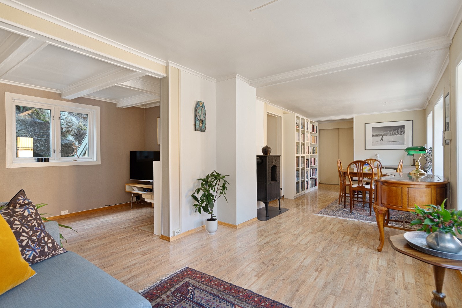 I stuen er det plass til sofaløsning, spiseplass og TV-krok! Galleribilde