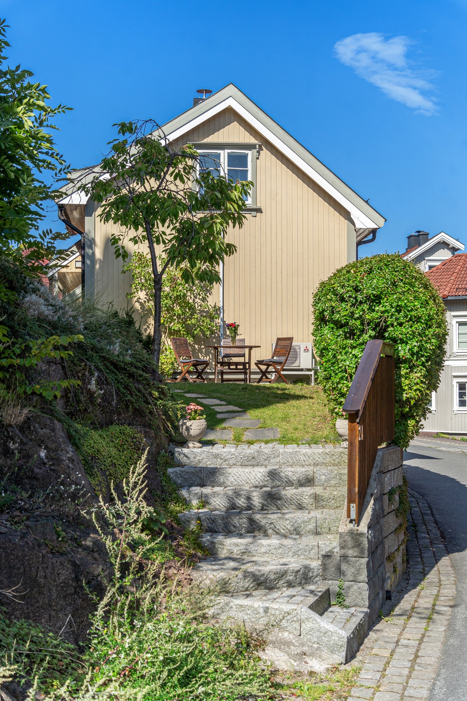 Boligen ligger i et koselig strøk Galleribilde