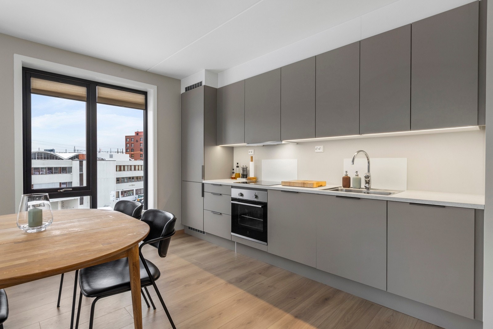 : Delikat HTH Stockholm kjøkken med integrerte hvitevarer fra Electrolux. Galleribilde