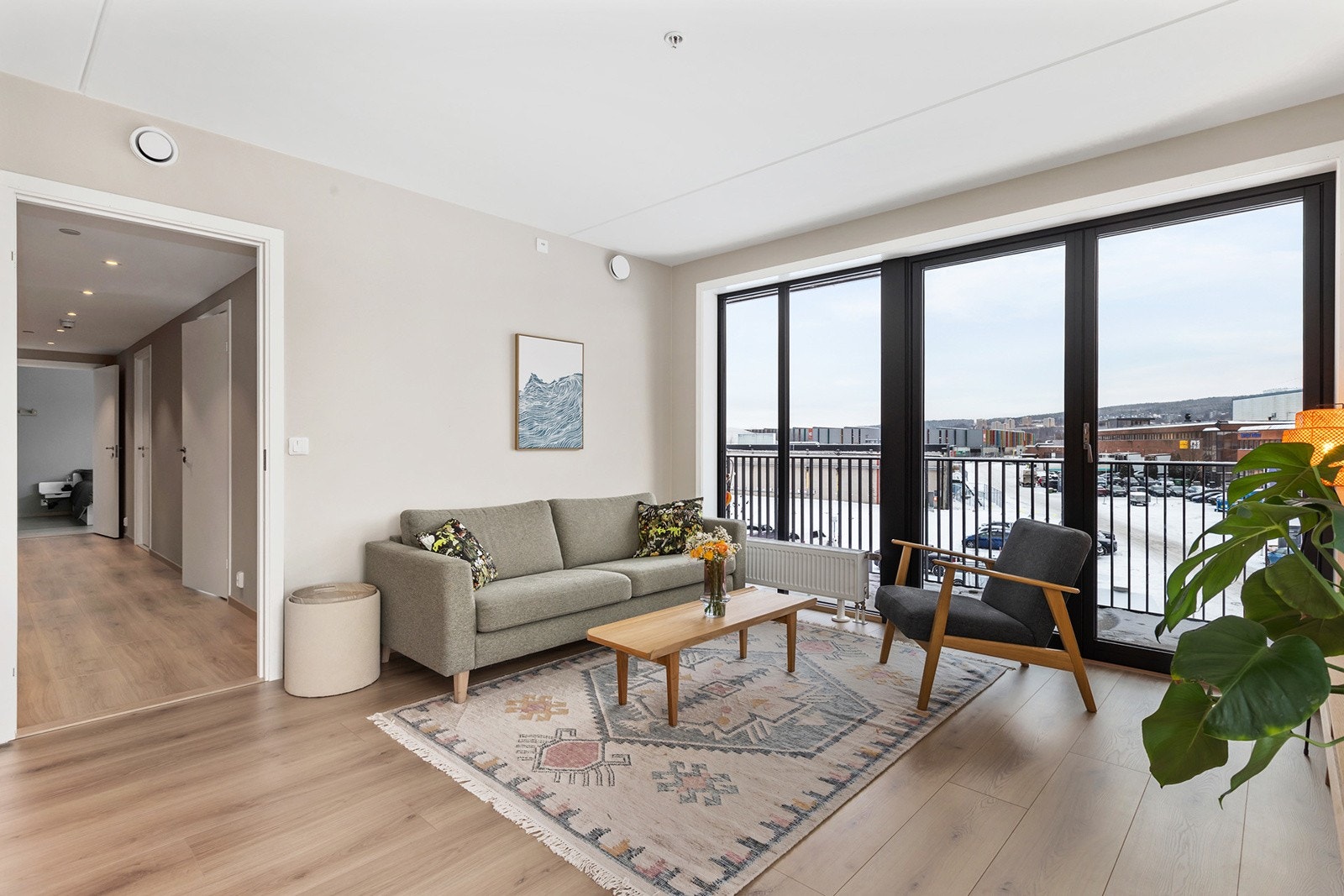 Stuen oppleves lys og åpen med god plass til sofagruppe og tv-benk. Galleribilde