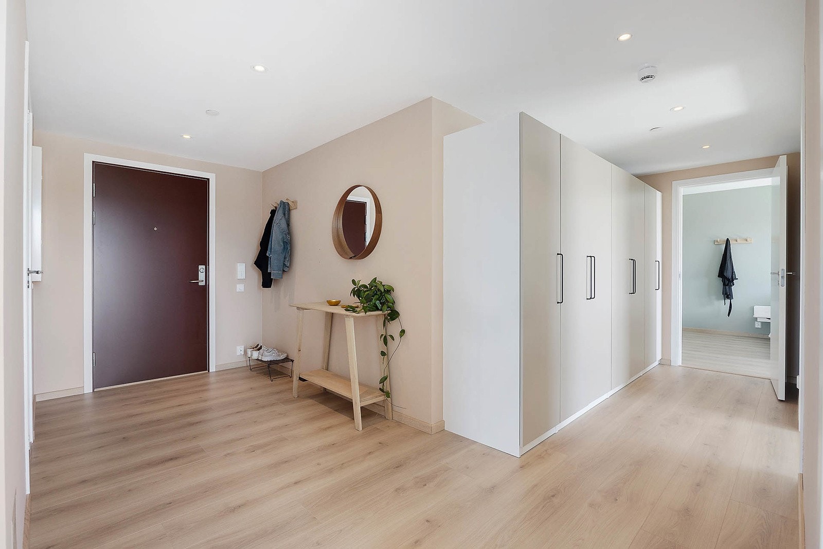 Svært romslig entre med god plass til oppbevaring av sko og yttertøy. Galleribilde