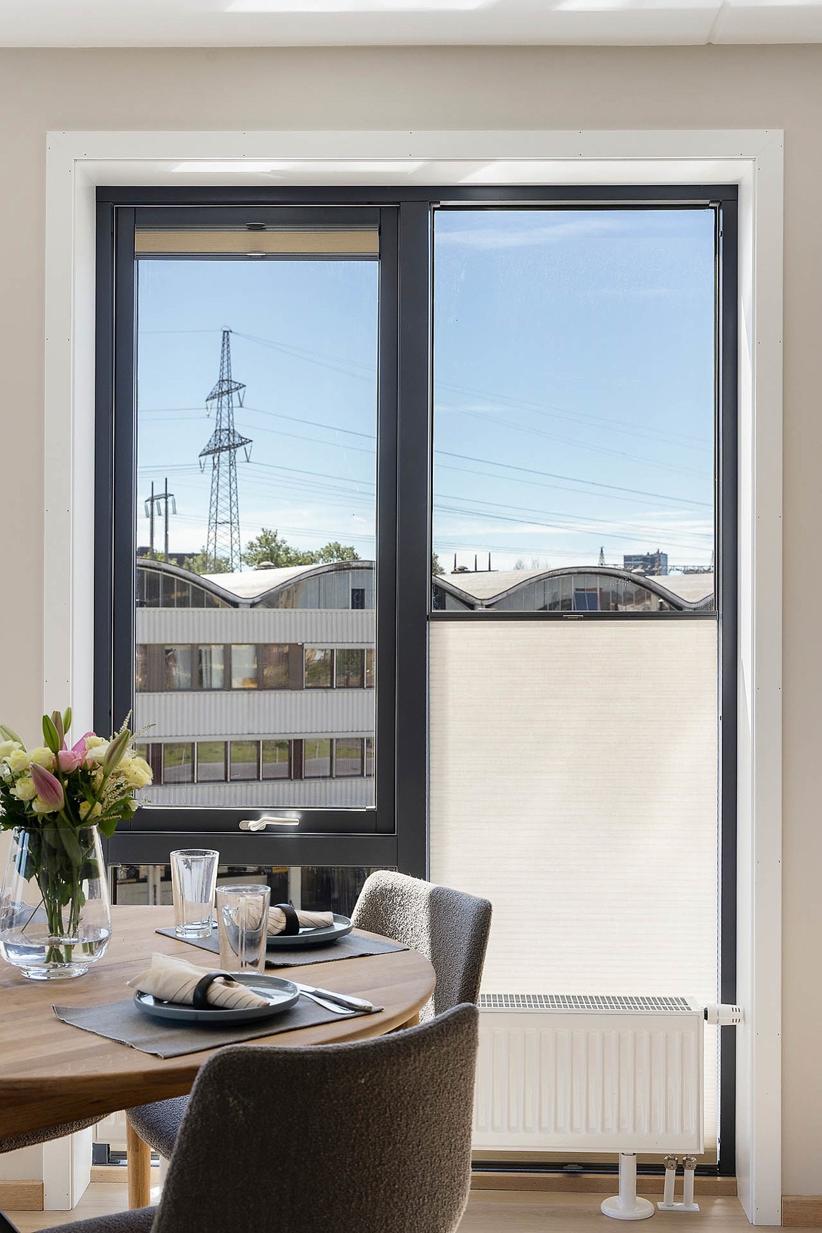 Vinduene mot sør har måltiplassede plissegardiner for praktisk solskjeming. Galleribilde