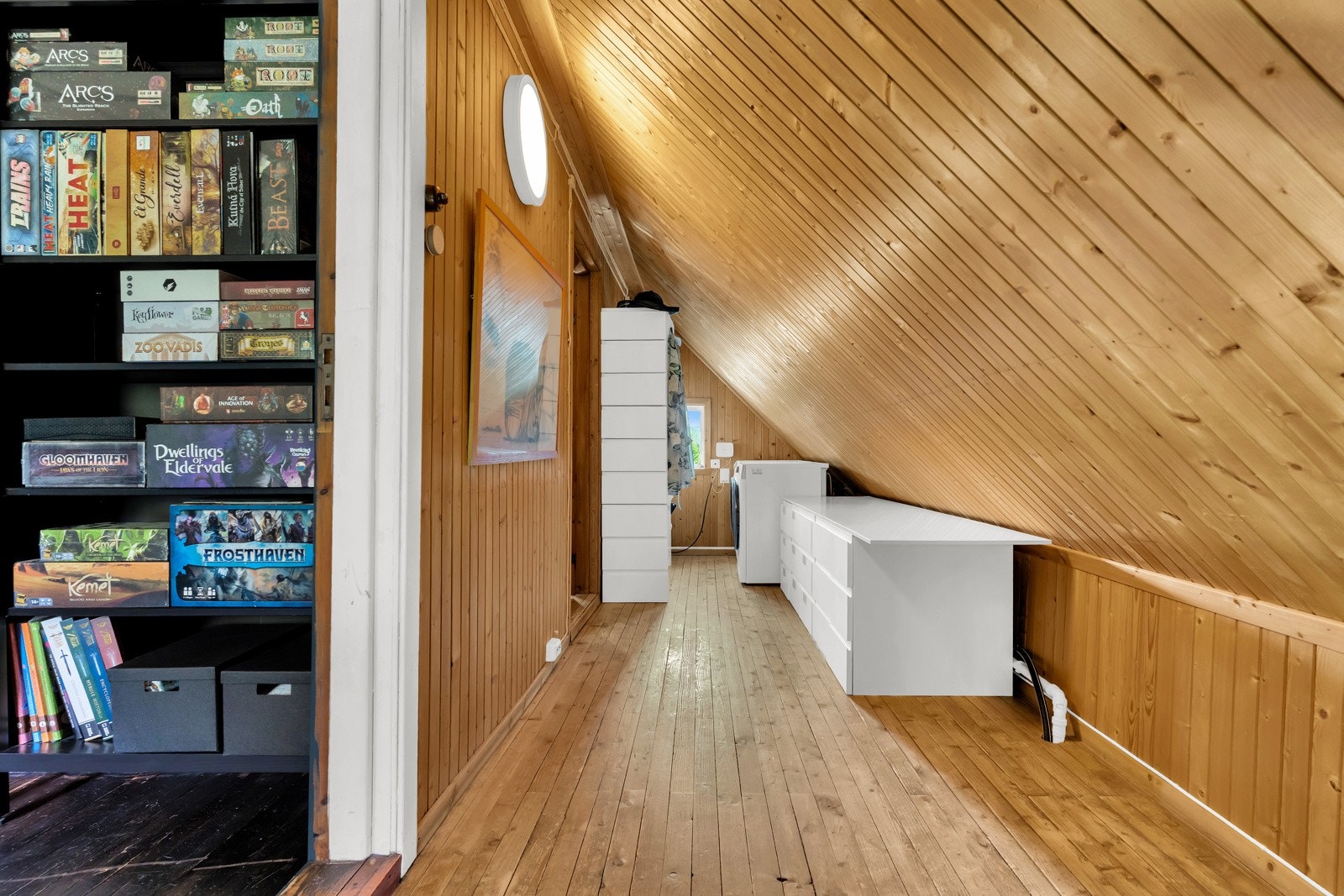 Vaskemaskin og tørketrommel i gangen Galleribilde