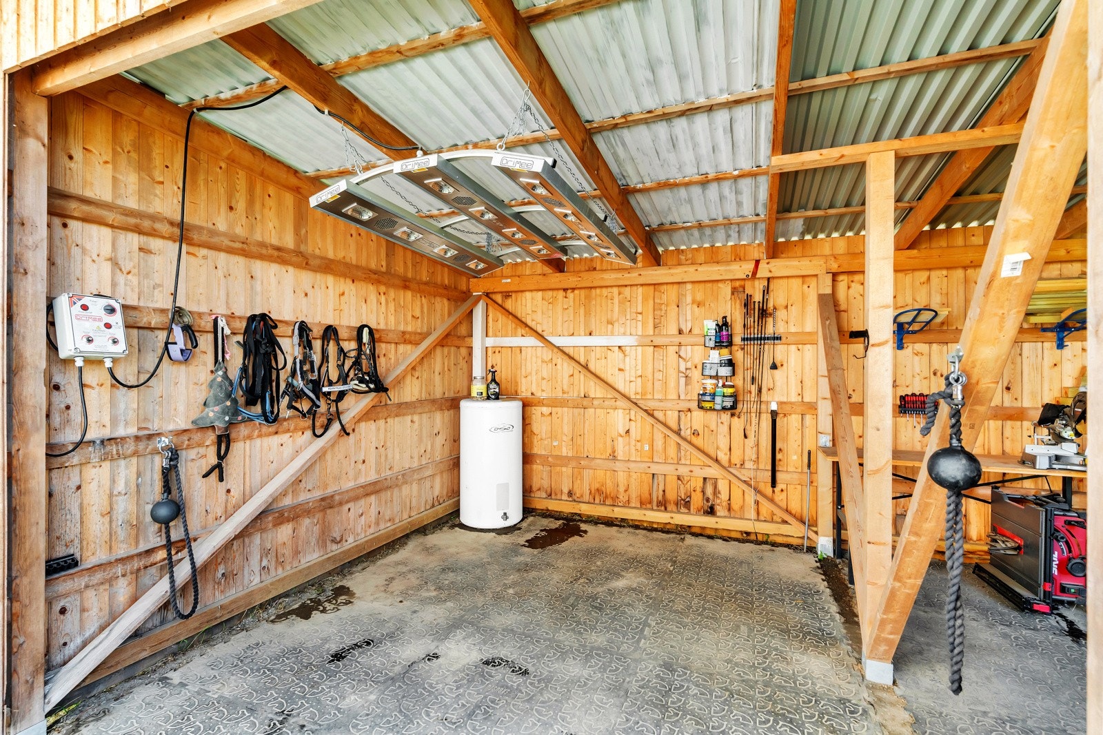 Det er satt opp en enkel "stallbygning" som brukes som verksted, fôrrom og tilrettelagt for solarium for hest Galleribilde