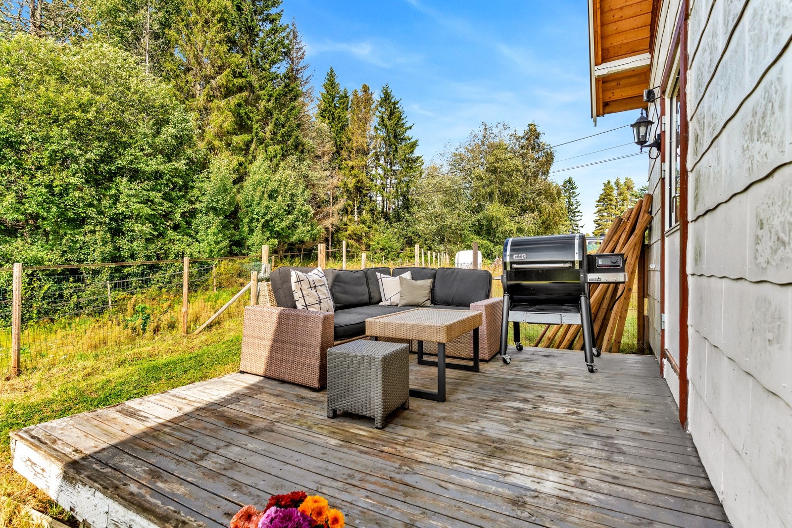 Plattingen har man plass til en koselig sofagruppe og både smoker og grill Galleribilde