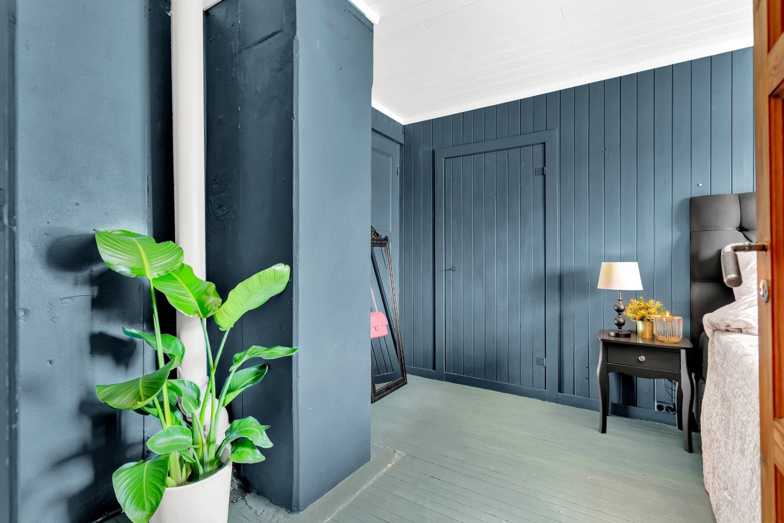 Tilknytning til kneloft nåværende eiere bruker som garderobe Galleribilde