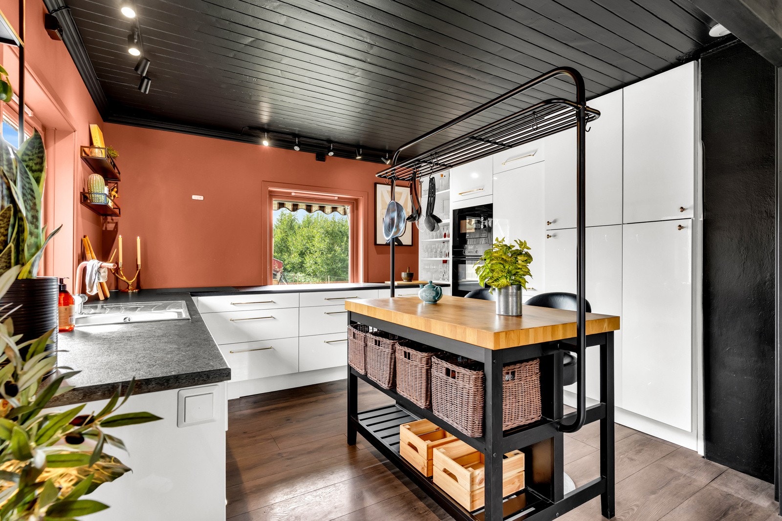 Kjøkkenet ble pusset opp i 2019 Galleribilde