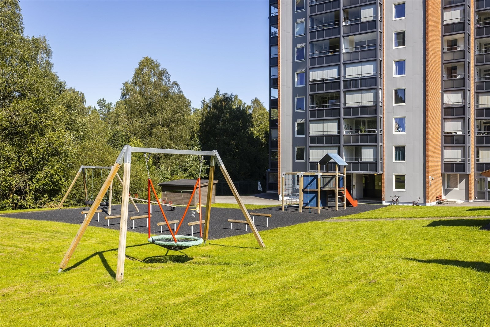 Fin lekeplass med diverse lekeapparater Galleribilde