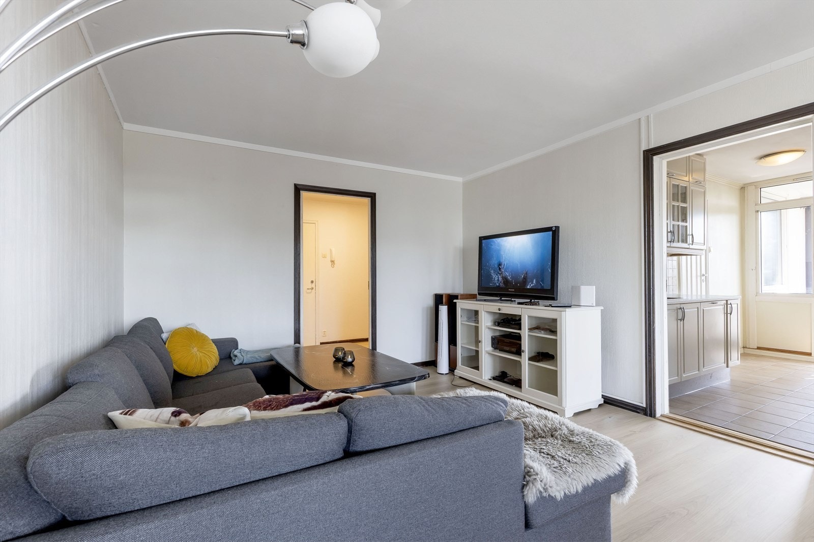 Stue med lyse overflater Galleribilde