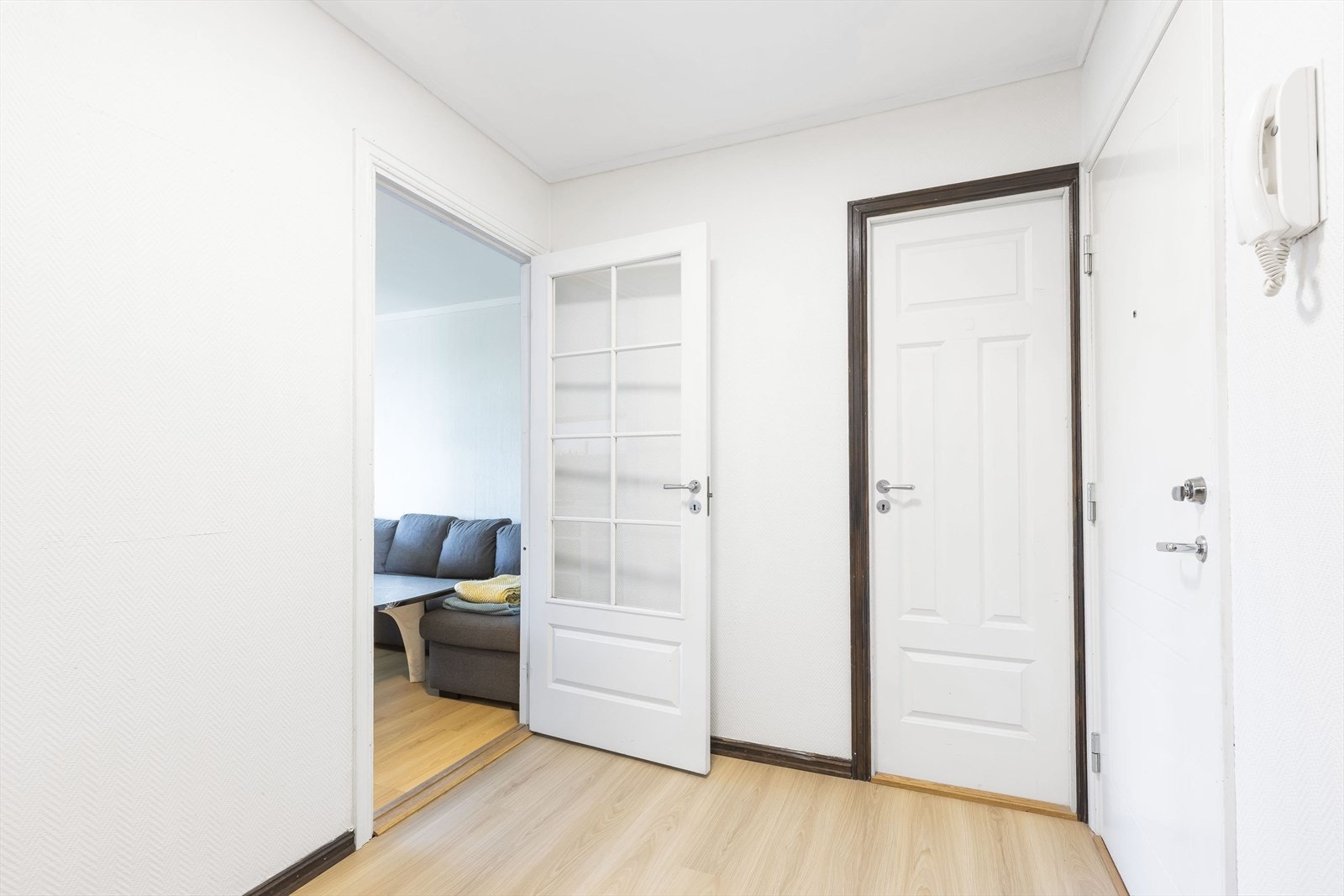 Entré med dør inn til innvendig bod Galleribilde