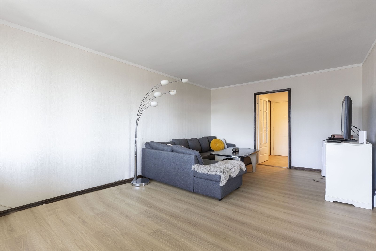 Stue med gode møbleringsmuligheter. Galleribilde