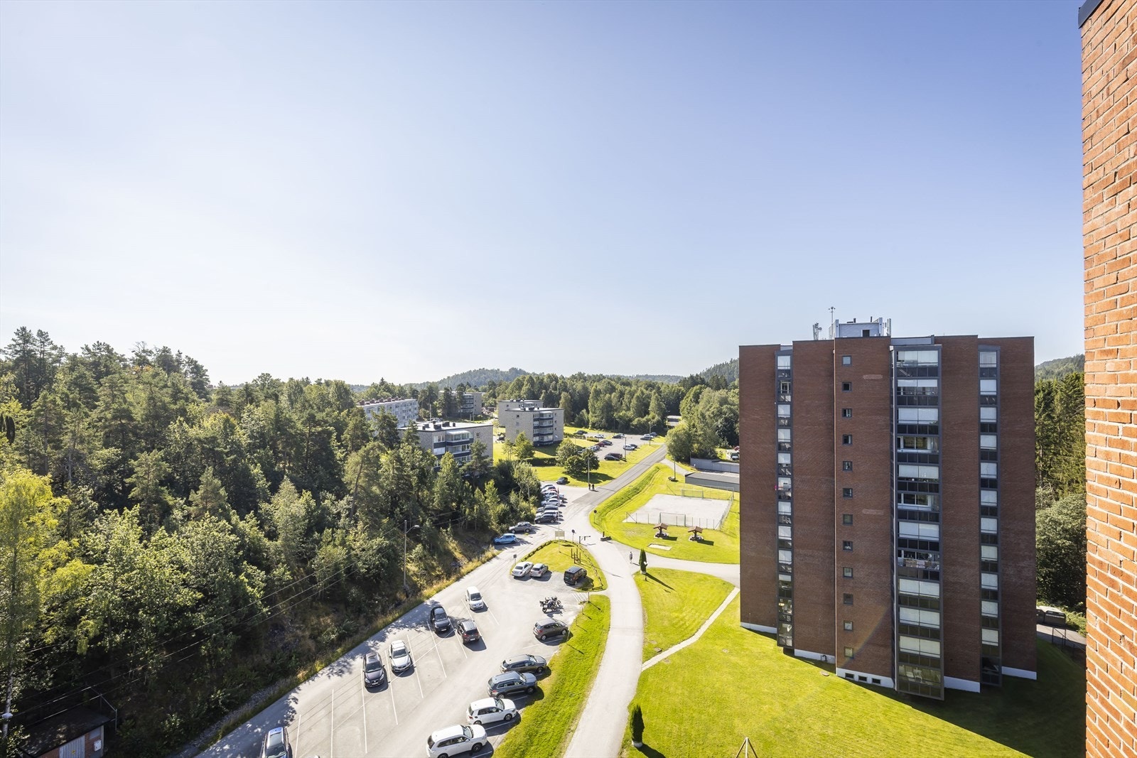 Borettslaget har felles biloppstillingsplasser på utsiden av bygget Galleribilde