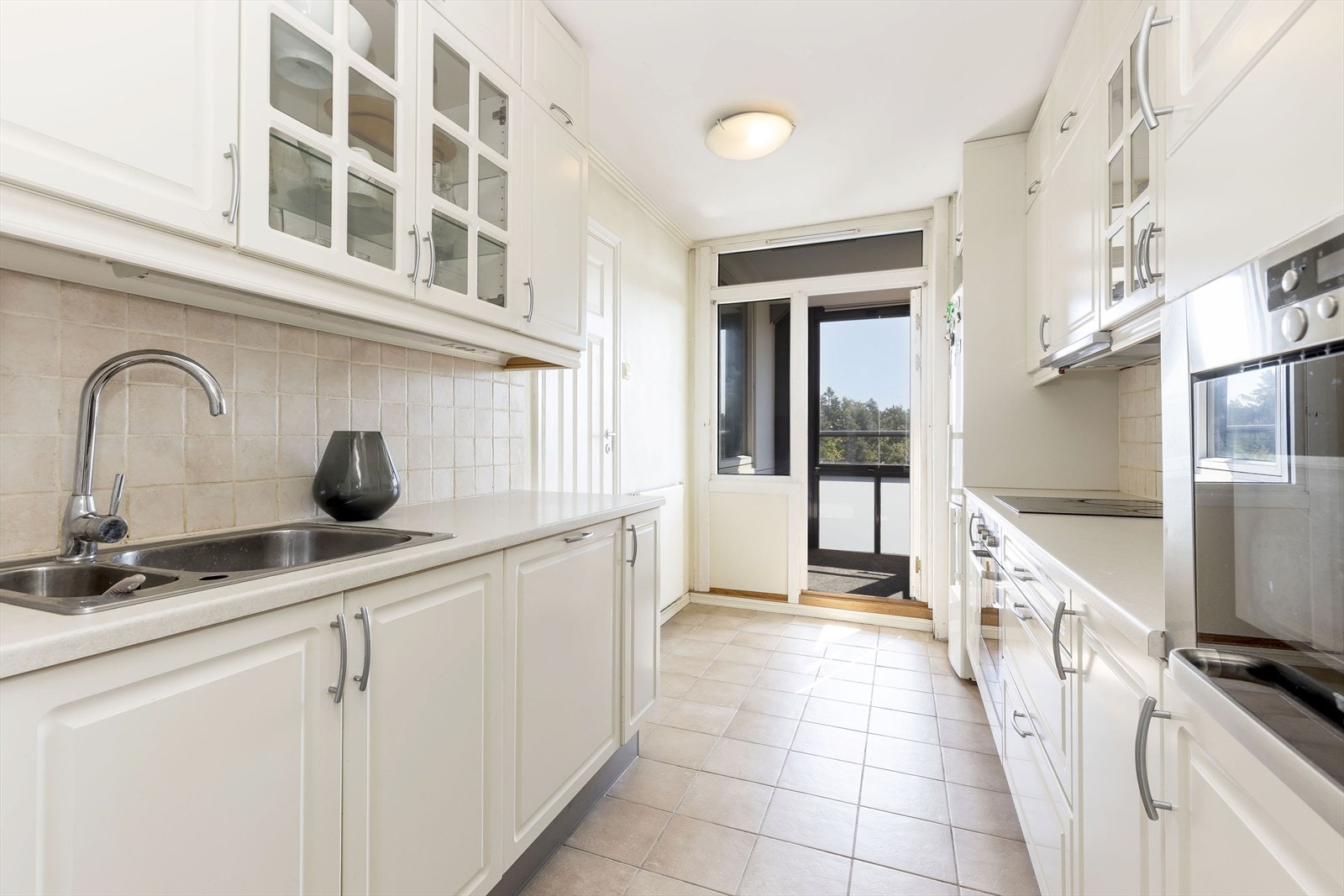 Flis på vegg langs kjøkkenbenk Galleribilde