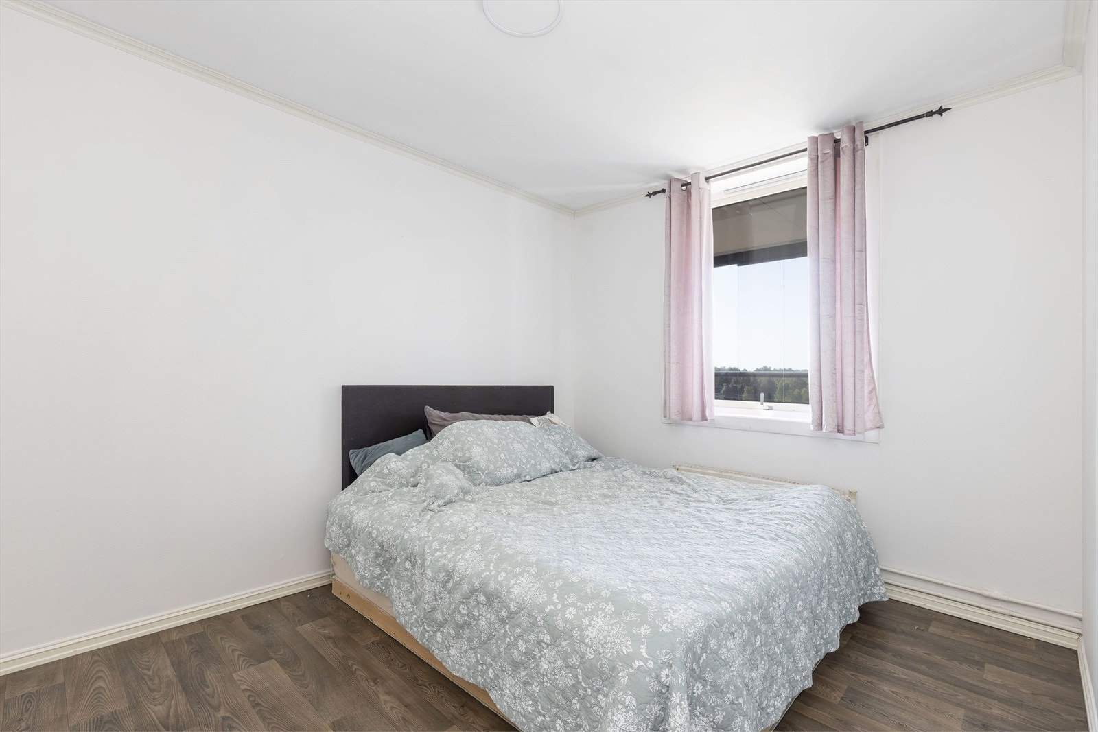 Romslig hovedsoverom med plass til dobbeltseng Galleribilde