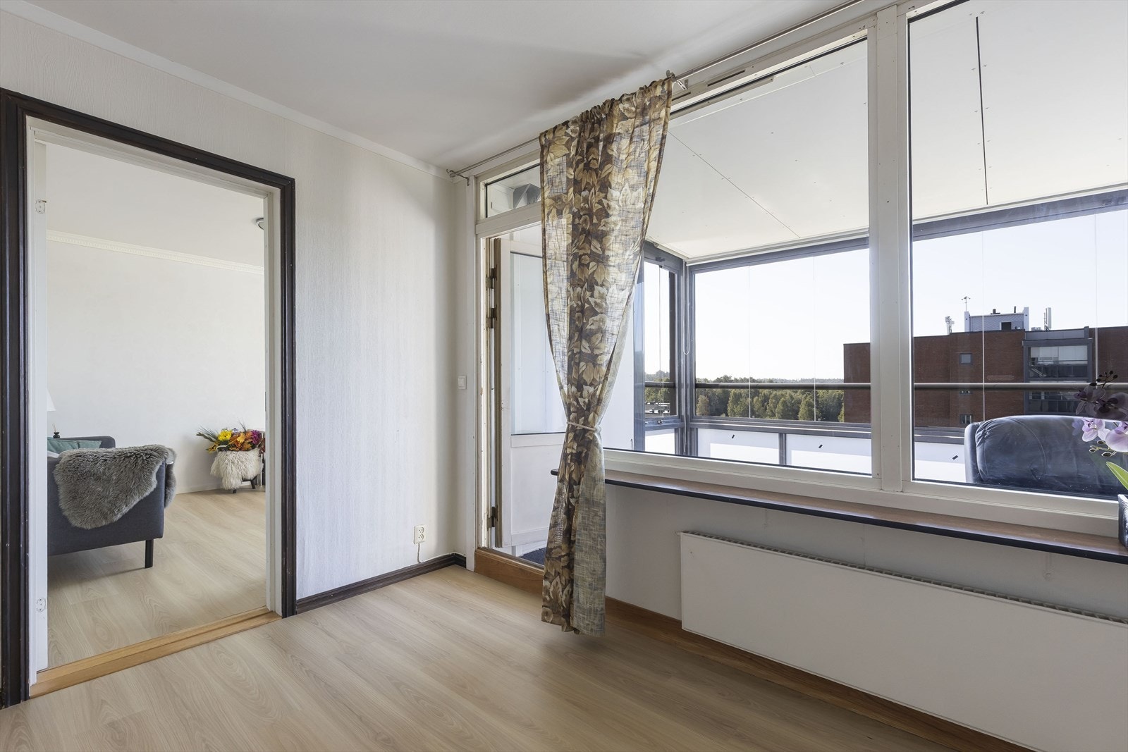 Fra stuen er det utgang til innglasset balkong Galleribilde