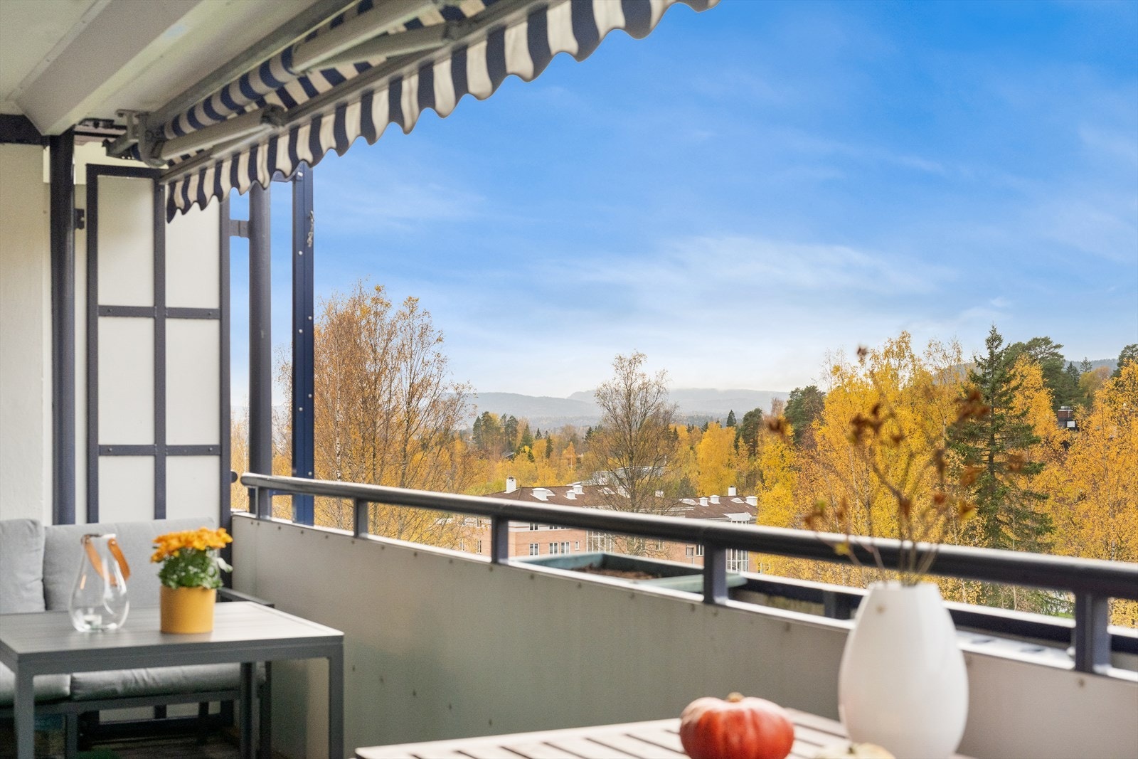 Vestvendt balkong med kveldssol Galleribilde