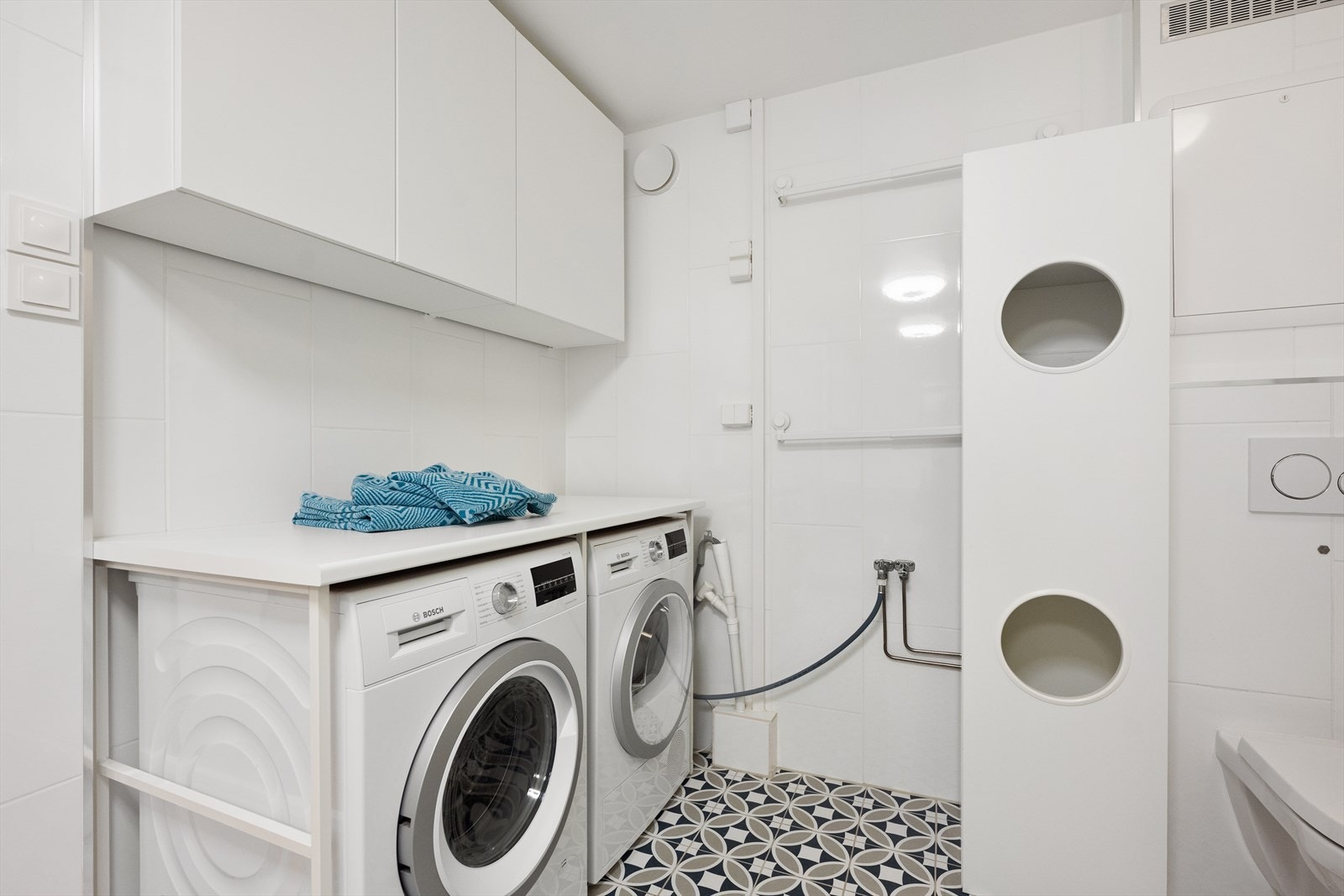 Baderom med opplegg til vaskemaskin og tørketrommel Galleribilde