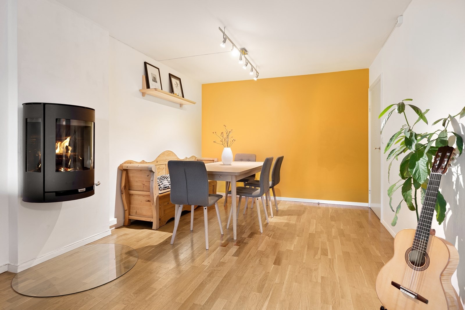 Stue med vedovn Galleribilde