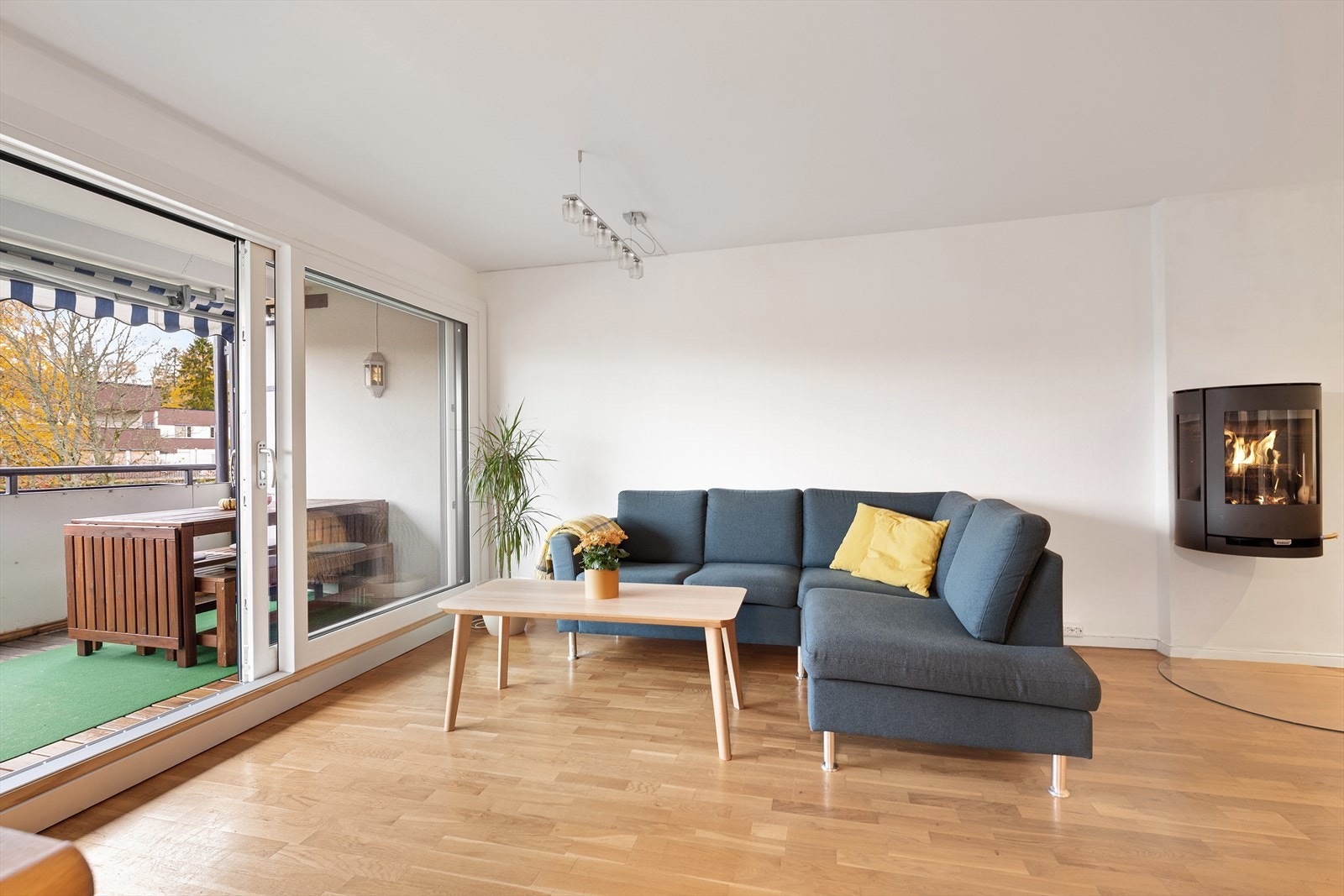 Stue med utgang til vestvendt balkong Galleribilde